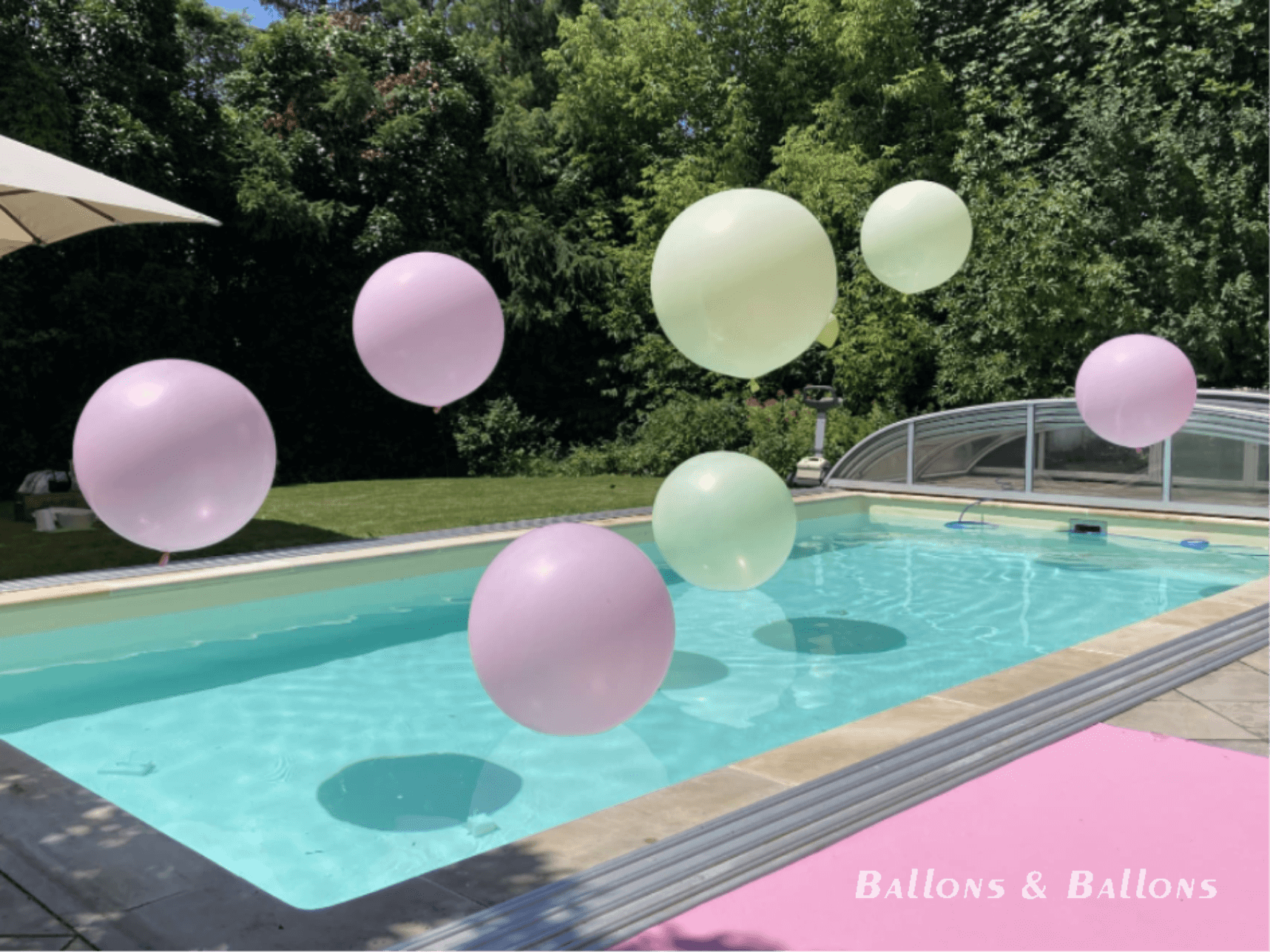 Schwimmbecken mit großen Ballons und Sonnenschirm in Wien