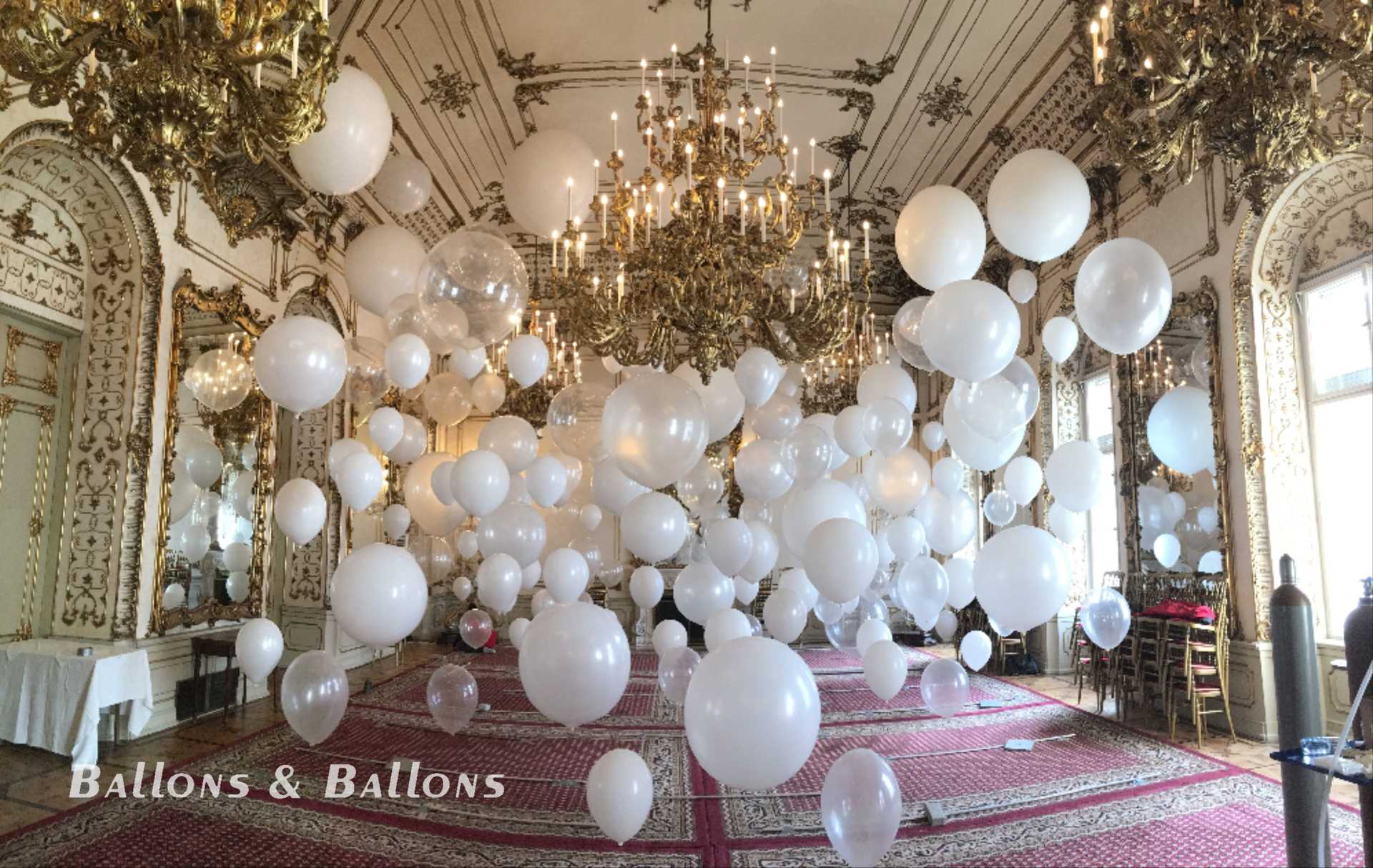 Ein großer Festsaal mit vielen schwebenden Ballons in Wien.