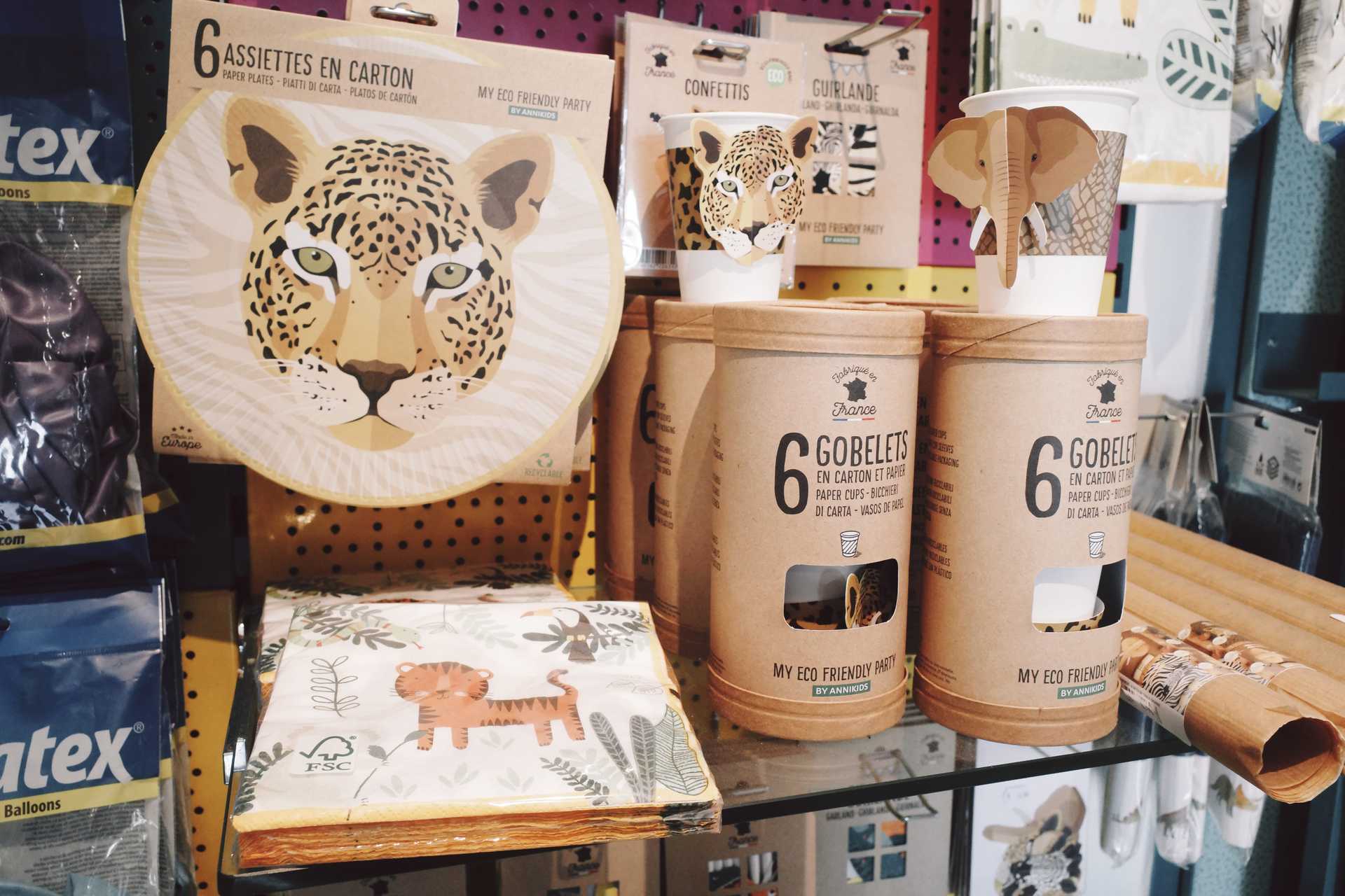 Tierpapierservietten, Papiertücher und Becher auf einem Ausstellungstisch in Wien