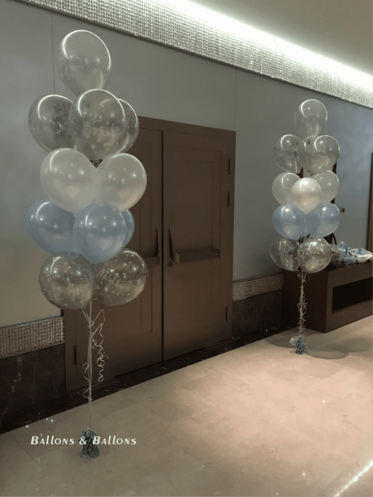 Ein Vorraum mit schwebenden Ballons in verschiedenen Farben in Wien.