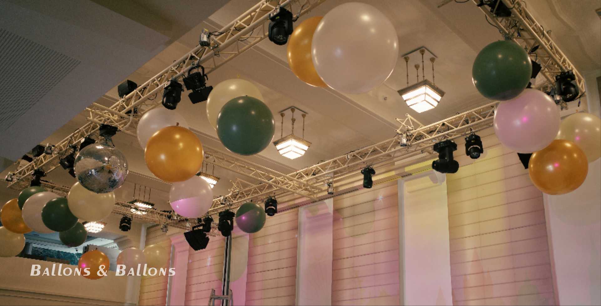 Eine bunte Gruppe von Ballons in einem leeren Raum in Wien.
