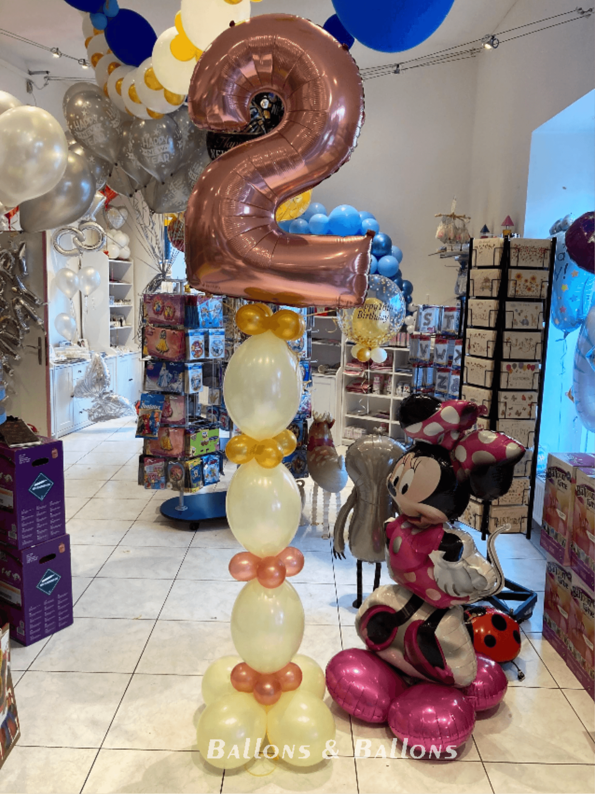 Großer Nummer-Zwei-Ballon und Minnie-Maus-Ballon in Wien