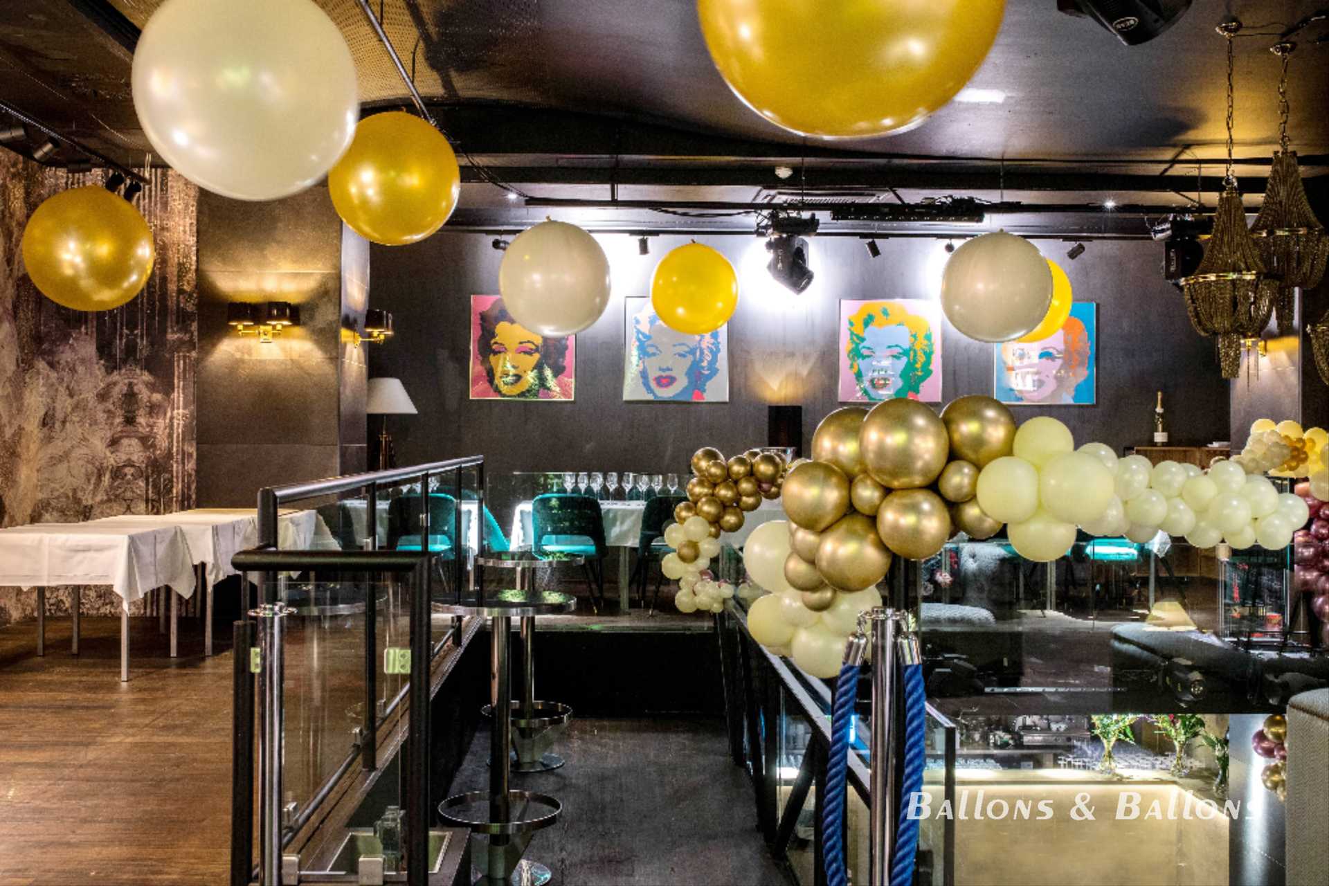Ein Restaurant mit vielen goldenen Ballons in Wien.
