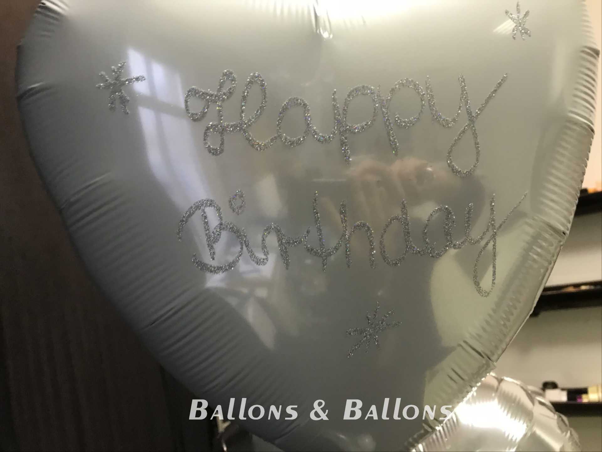 Ein glänzender Folienballon mit der Aufschrift "Happy Birthday" in Wien