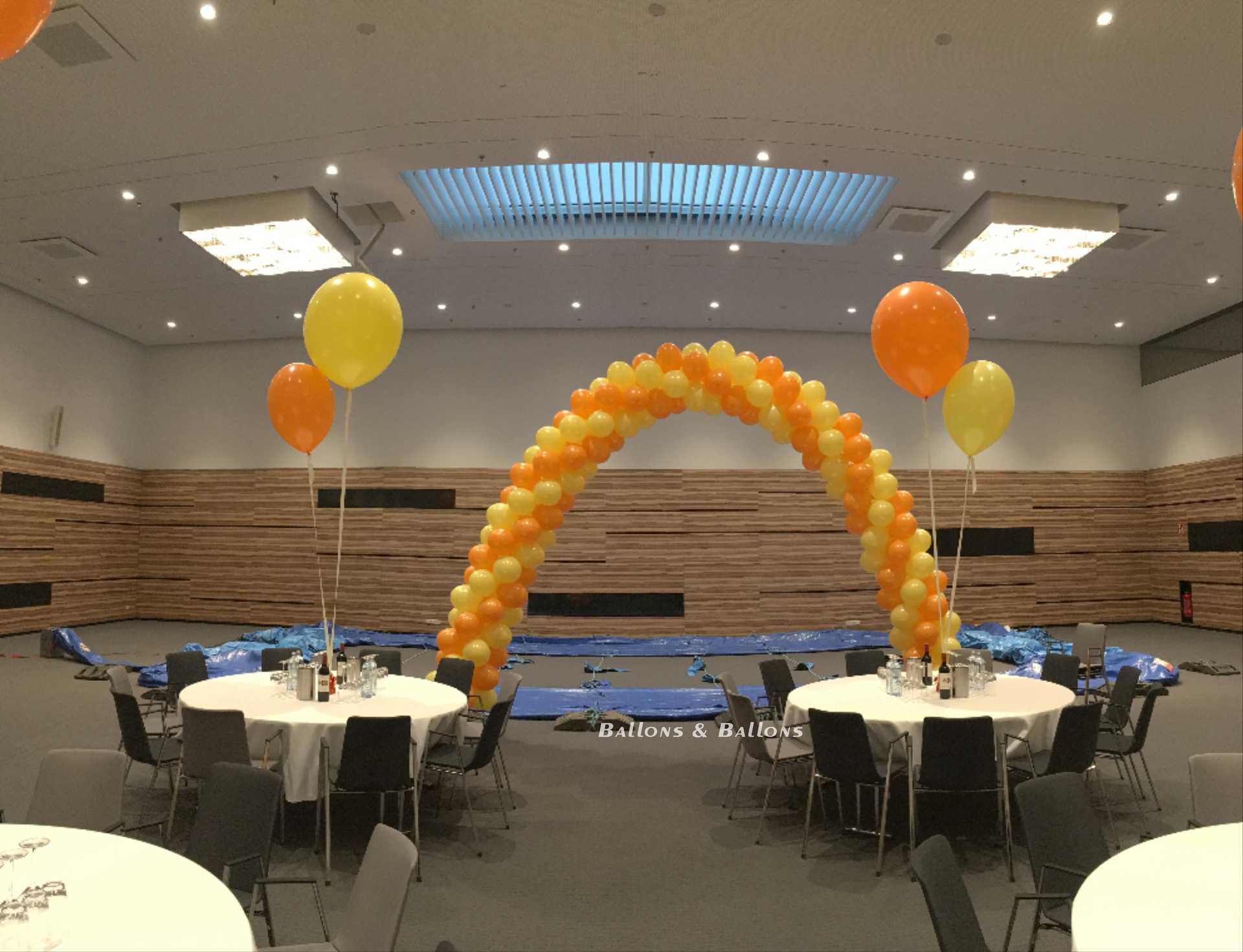 Ein Konferenzraum mit einem Ballonbogen in Wien