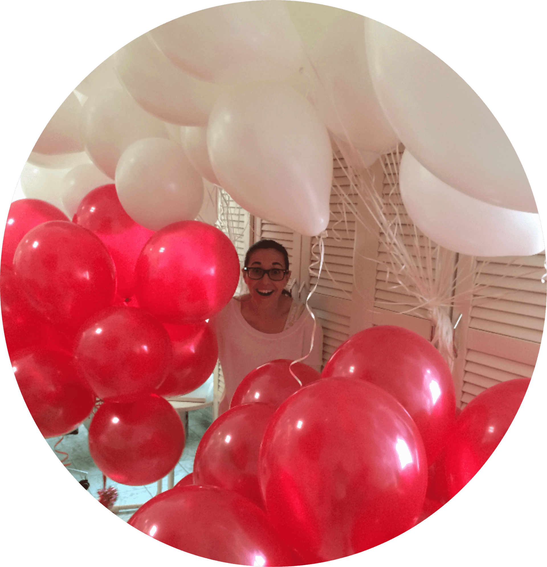Frau von roten und weißen Ballons umgeben in Wien