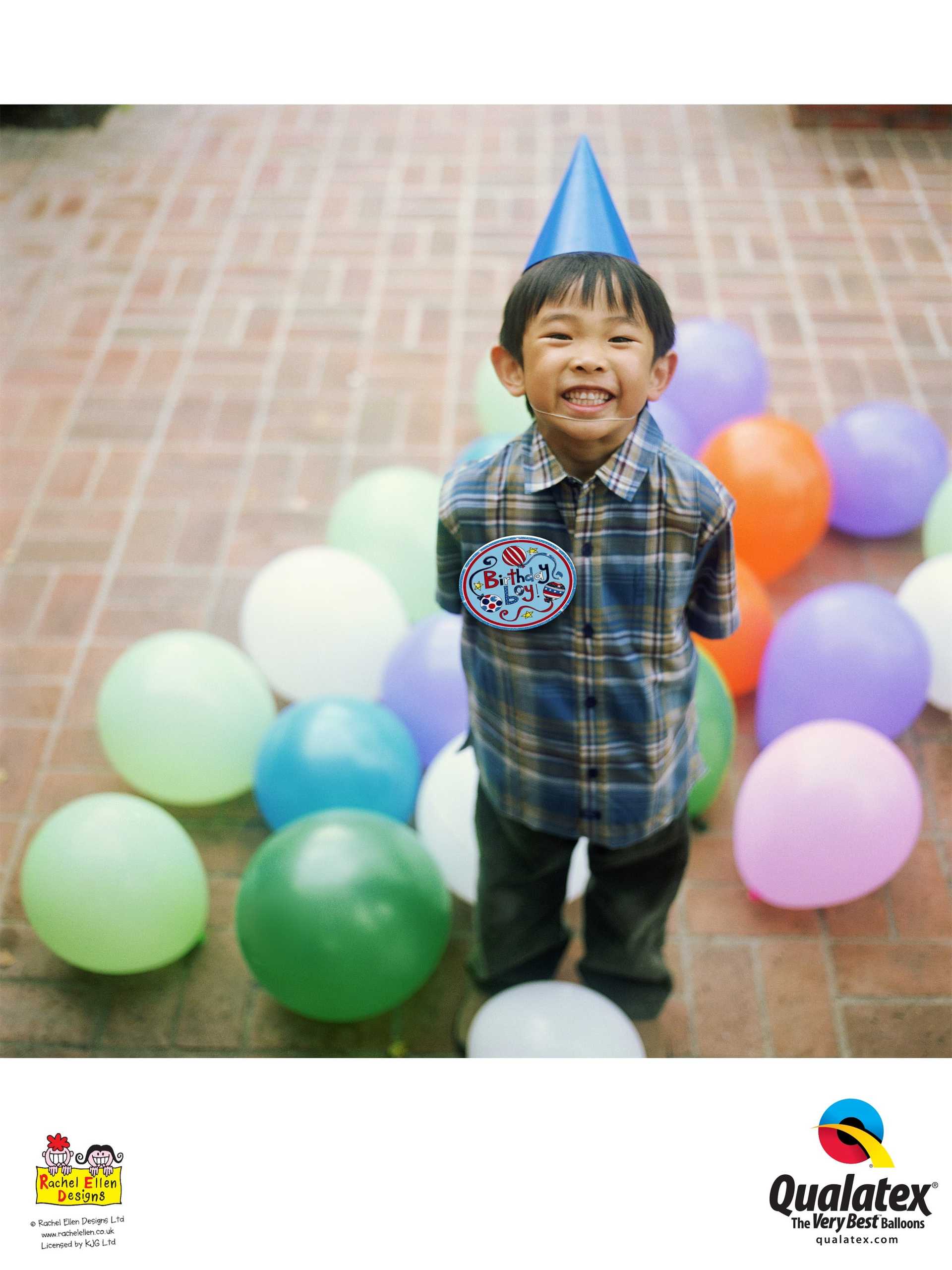 Ein kleiner Junge steht neben einigen Ballons.