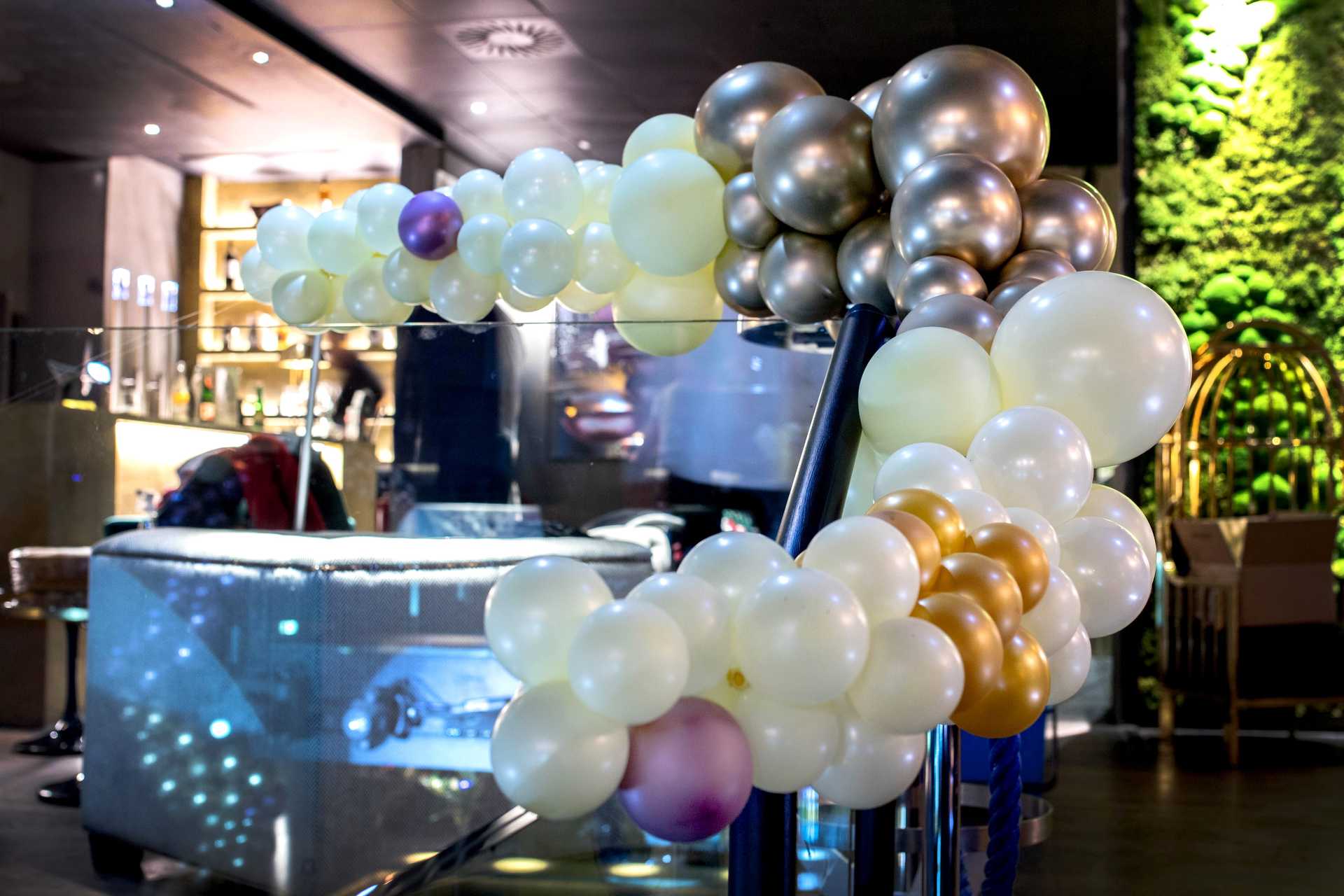 Eine Bar mit einer Dekoration aus Ballons in Wien.