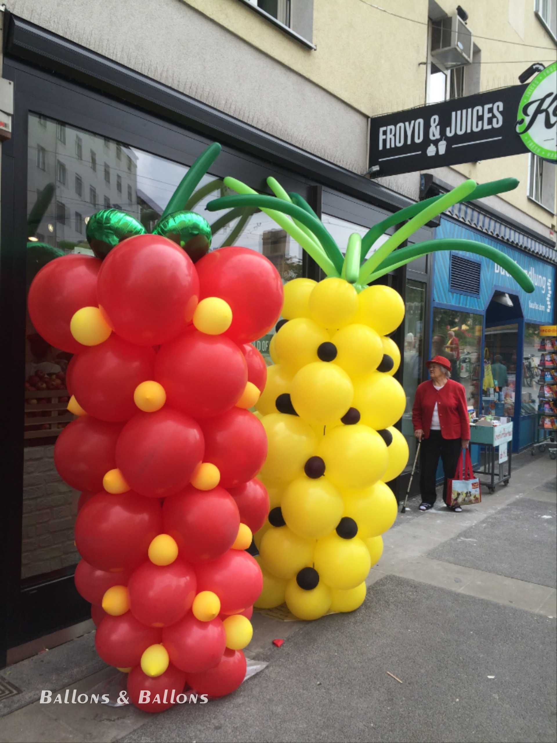 Zwei Obstballons vor einem Geschäft in Wien.