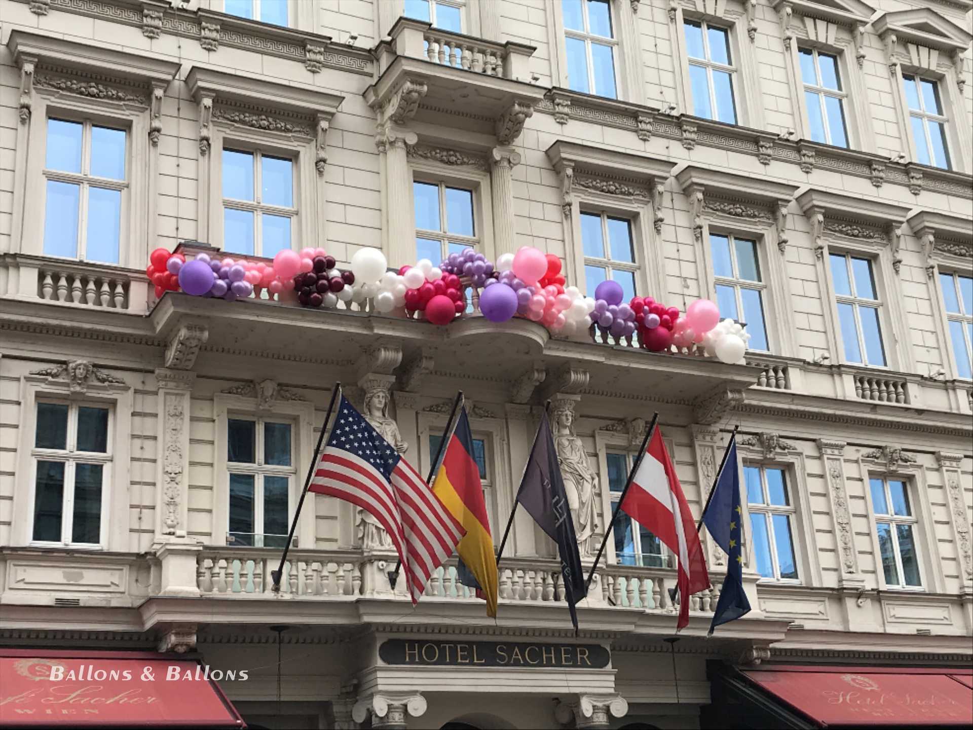Ein Hotel in Wien mit vielen Fenstern