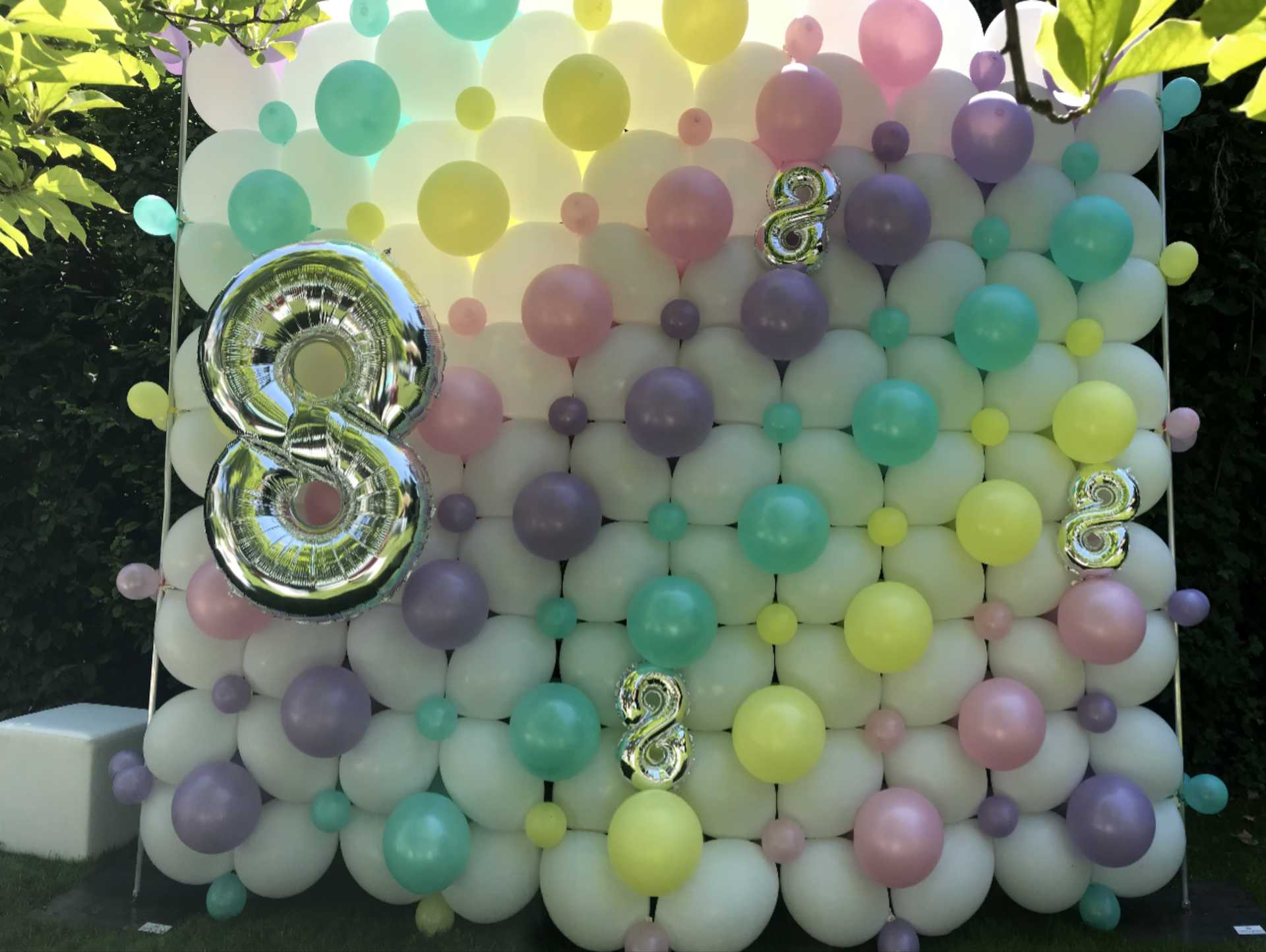 Balloons halten die Nummer Acht in Wien hoch
