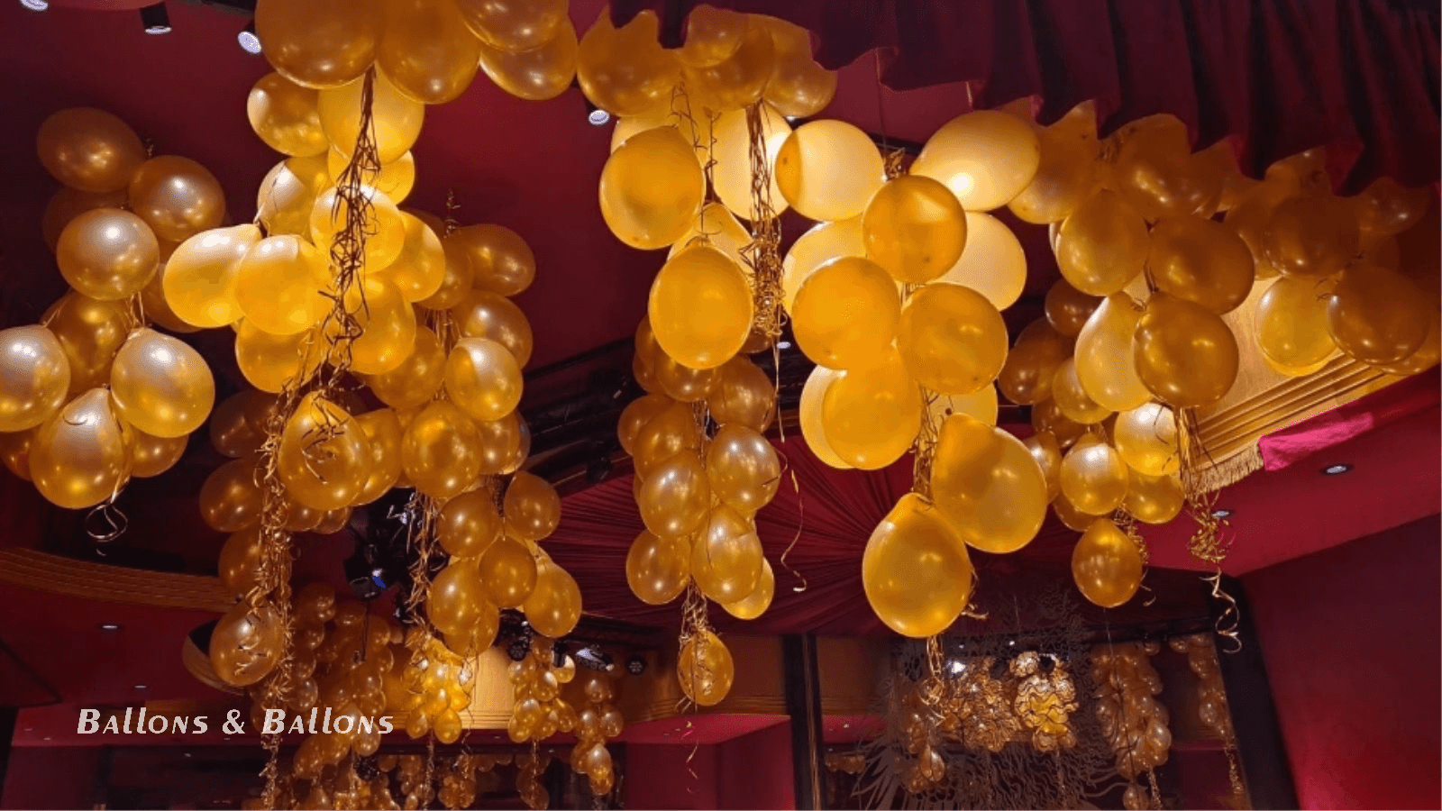 Goldene Ballons in einem Restaurant in Wien.