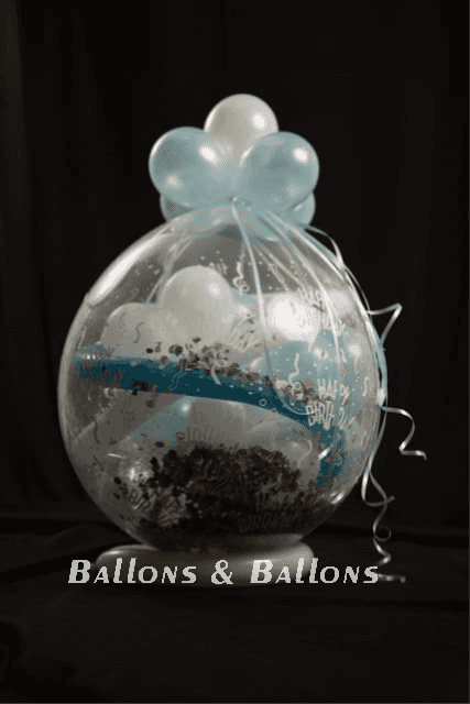 Ein kleiner blauer Ballon in einem Ballonbeutel.