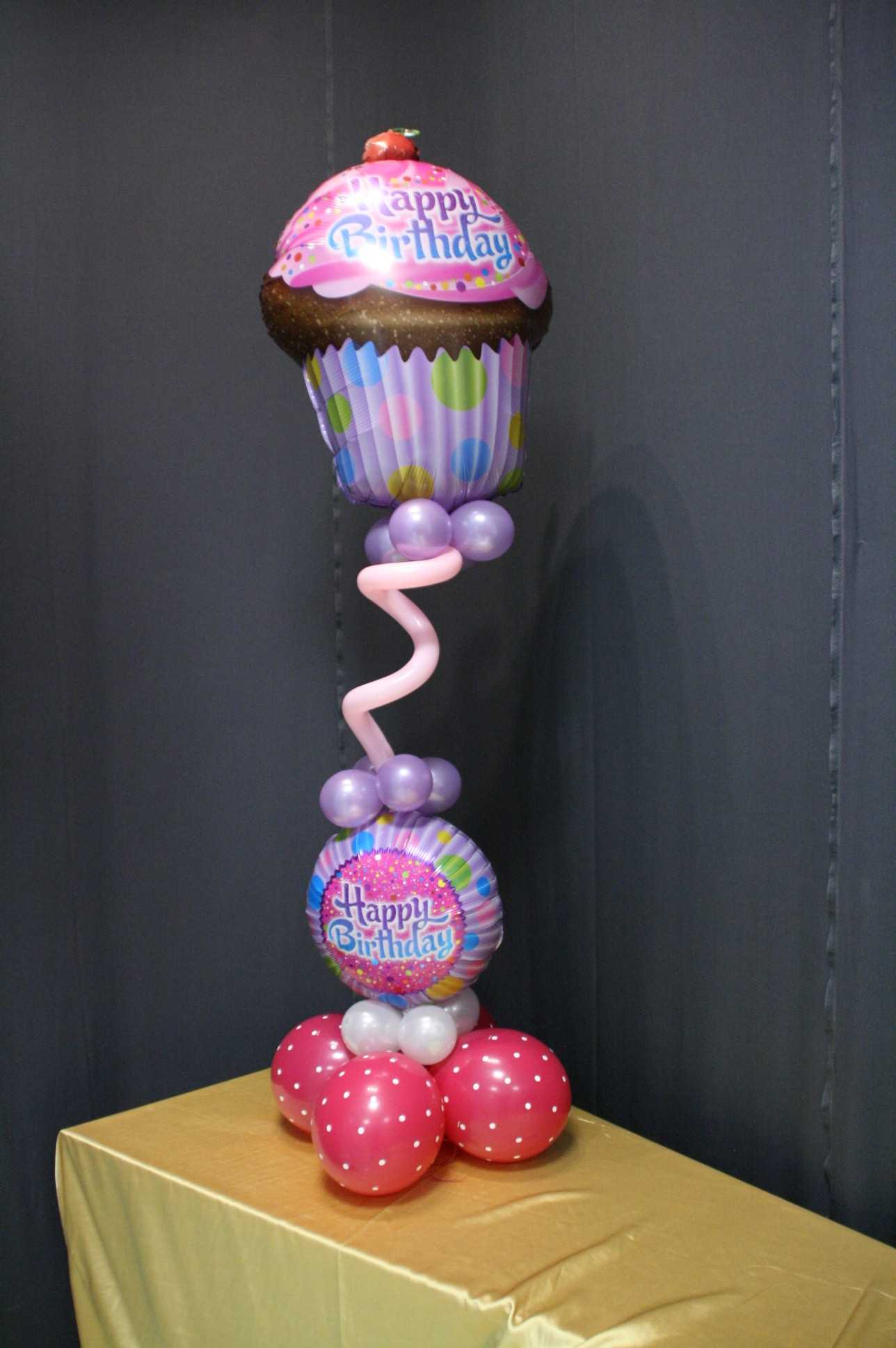 Eine Ballon-Cupcake-Skulptur auf einem Tisch in Wien.