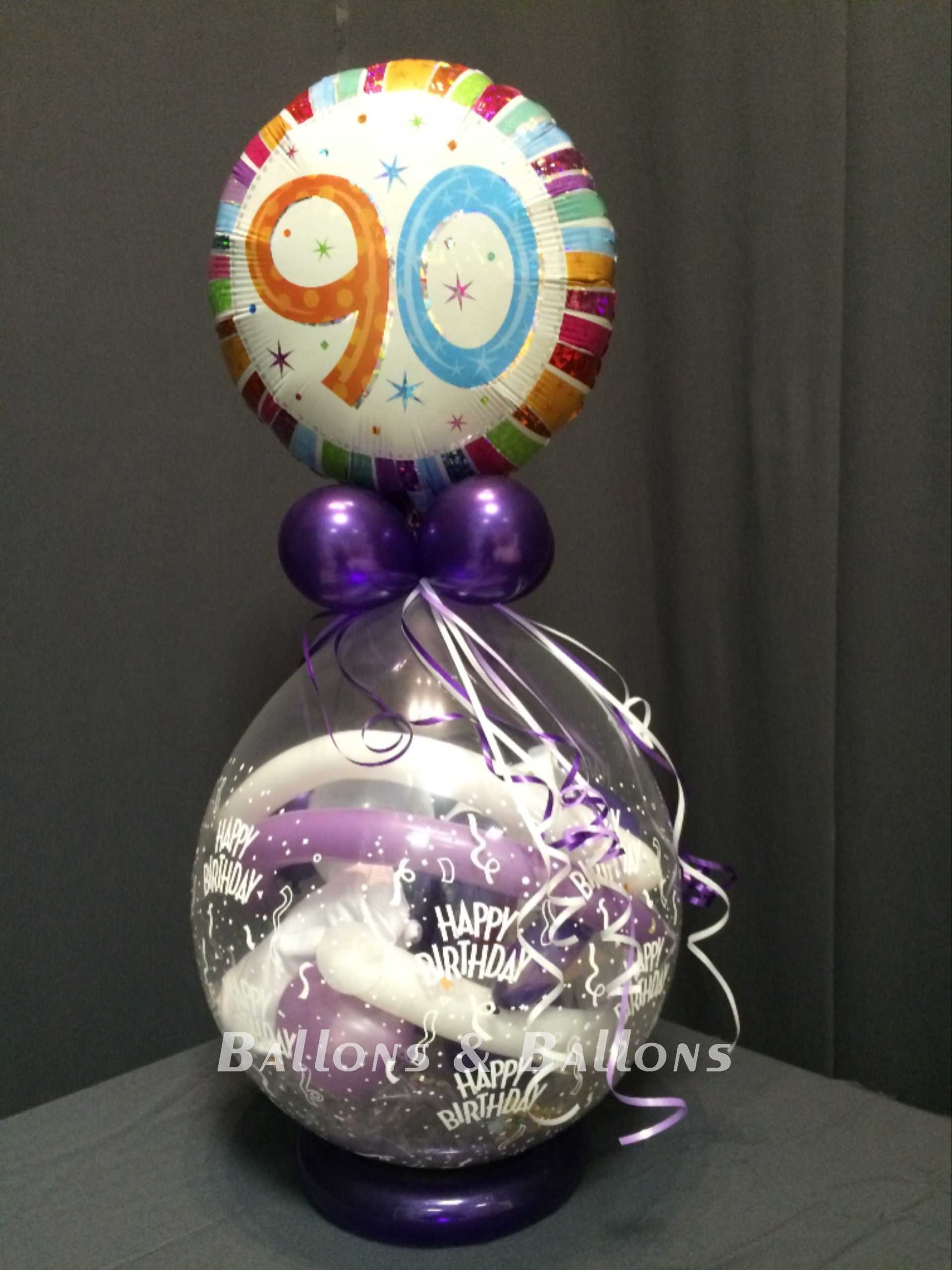 Ein 90. Geburtstagsballon und Ballondekoration in einer Glasvase.