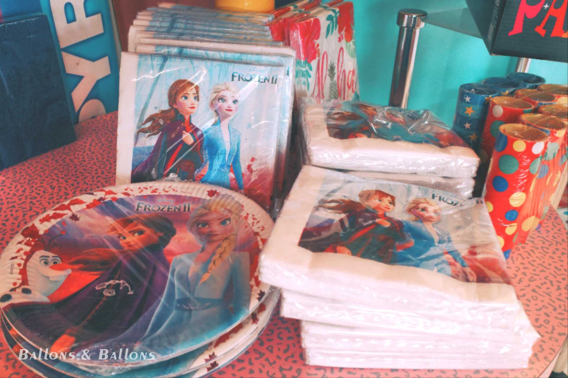 Ein Tisch voller Disney "Frozen" Geburtstagsartikel.