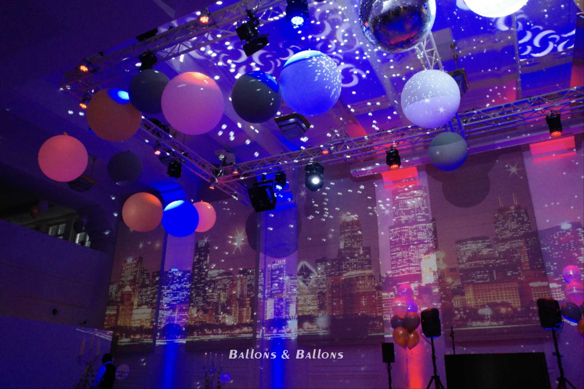 Eine Bühne mit bunten Ballons und bunten Lichtern in Wien