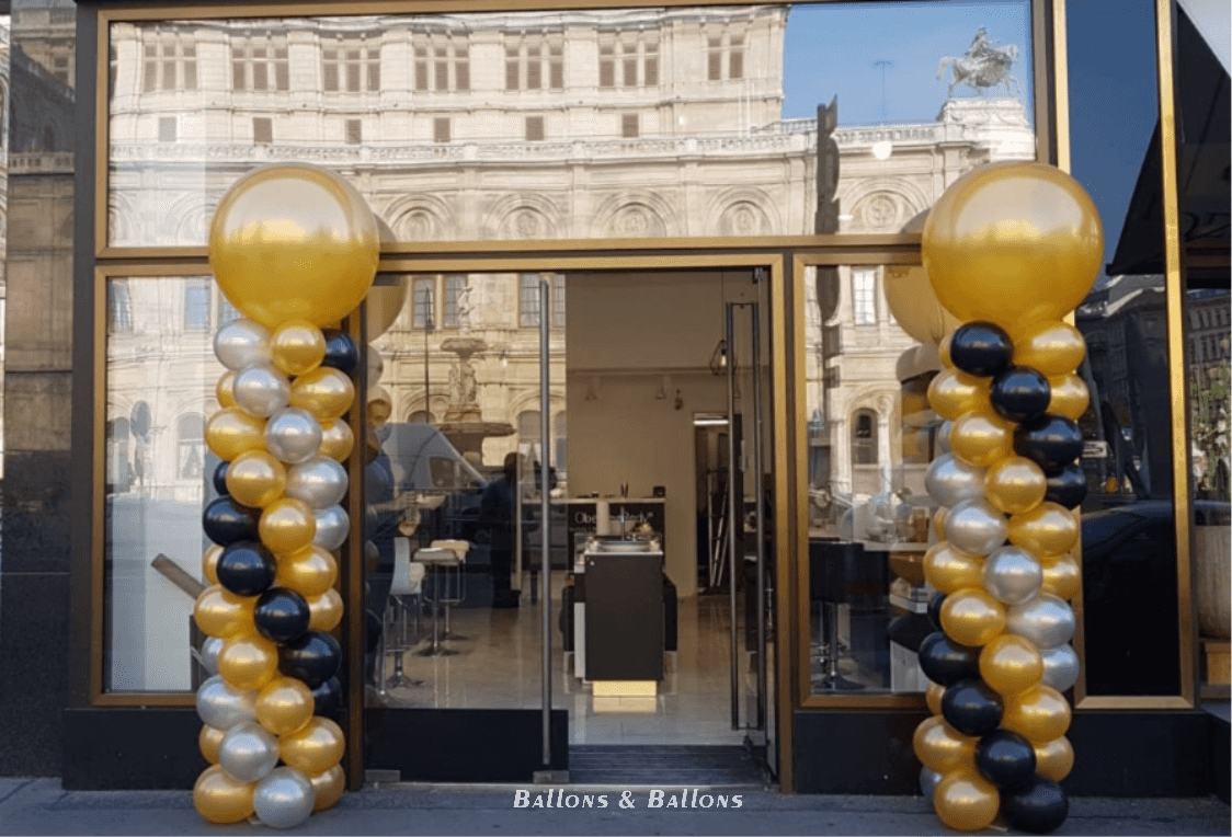 Goldene und schwarze Ballons an der Tür eines Geschäfts in Wien