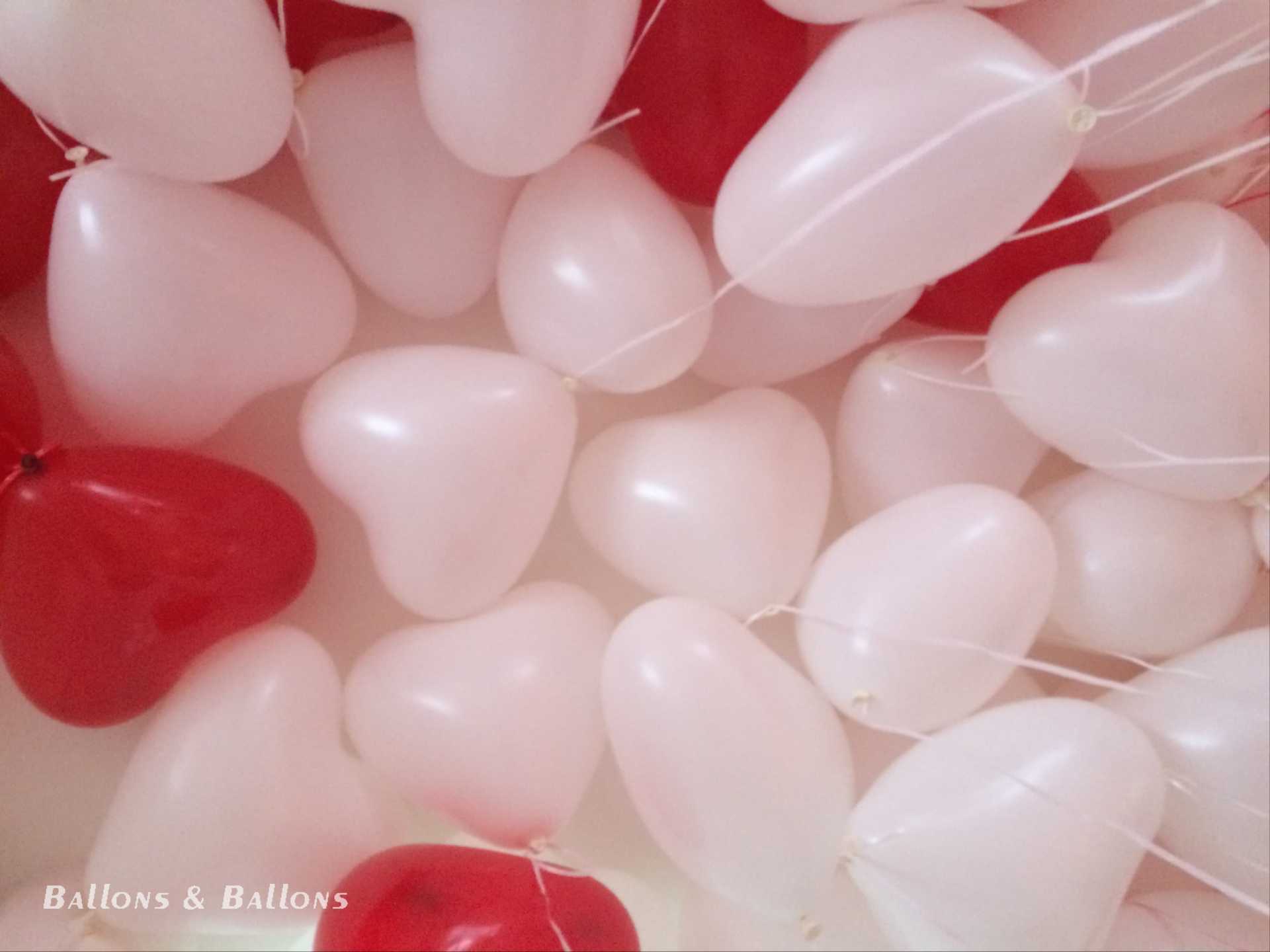 Rote und weiße Ballons auf einem Tisch.