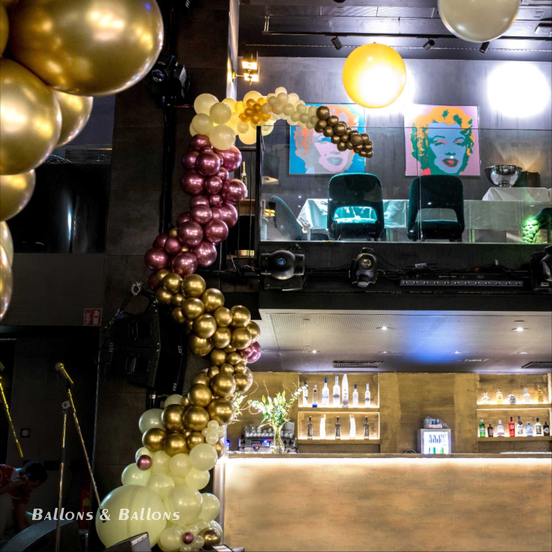 Mehrere an der Decke befestigte Ballons in einer Bar, Blick auf eine Party.