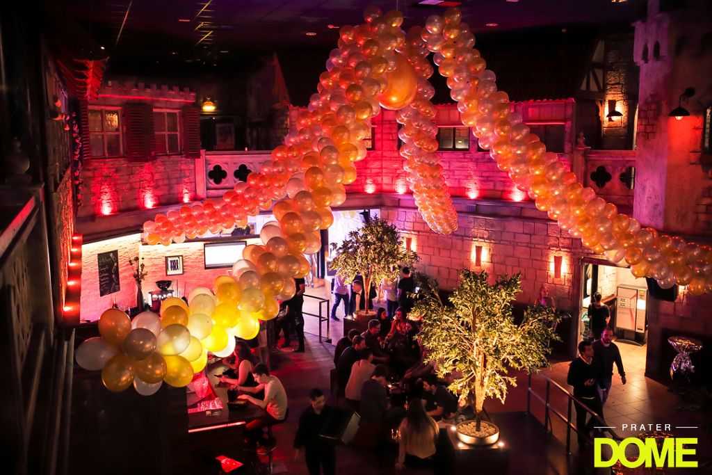 Ein Raum voller Ballons auf einer Party in Wien