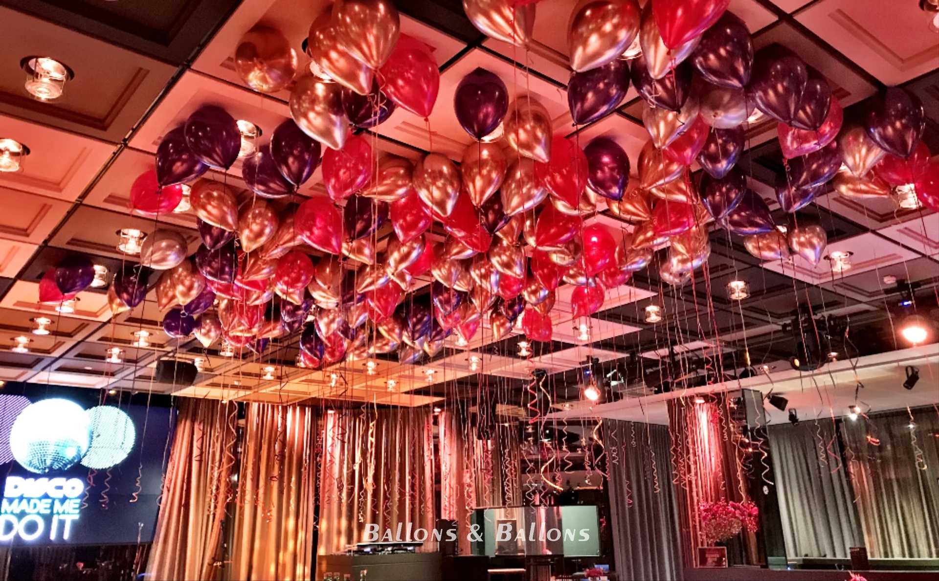 Ein Raum mit einer Decke voller Ballons in Wien