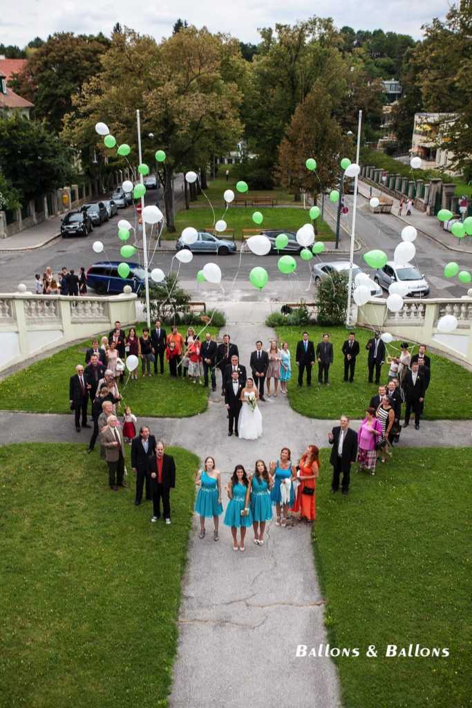 Eine Hochzeitsfeier auf einem Rasen mit vielen Ballons in Wien.