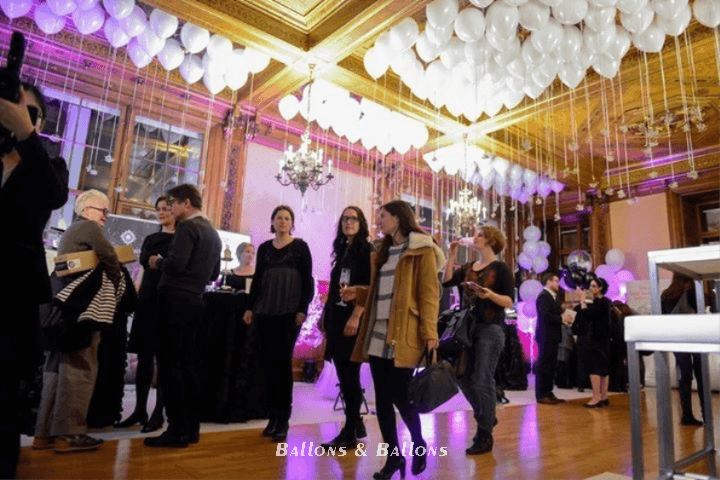 Eine Gruppe von Frauen umgeben von Ballons in einem Veranstaltungsort in Wien